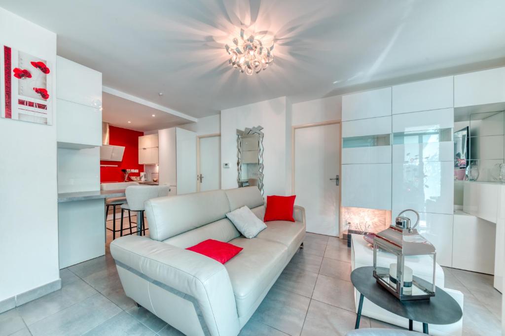 un soggiorno con divano bianco e tavolo di Superbe appartement à Decines a Décines-Charpieu