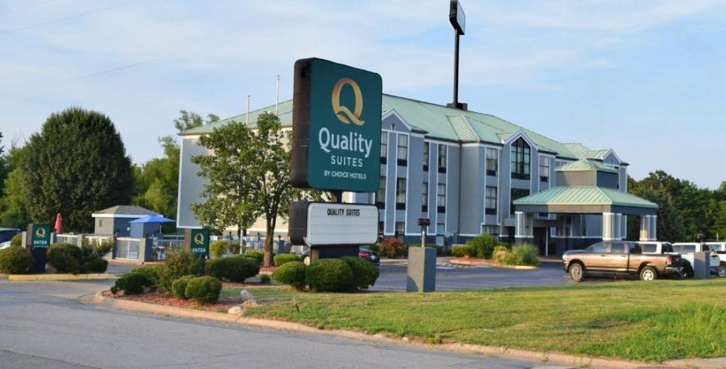 um sinal para uma clínica de qualidade em frente a um edifício em Quality Suites Maumelle - Little Rock NW em Maumelle