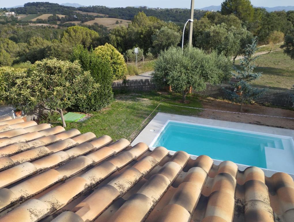 a view from the roof of a house with a swimming pool at Casa familiar con piscina in Barcelona