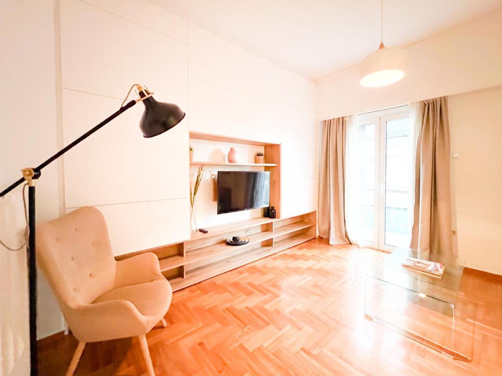 een woonkamer met een stoel en een lamp bij Harmonia ANhome Premium Selections in Athene