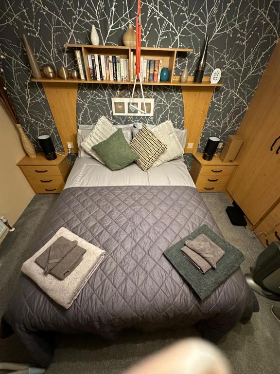 een slaapkamer met een bed met twee handdoeken erop bij Disabled 4 Berth in Ingoldmells