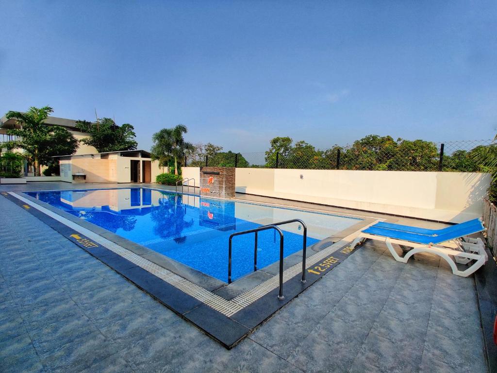 een groot zwembad met blauw water bij Lion Signature Family Resort in Sasan Gir