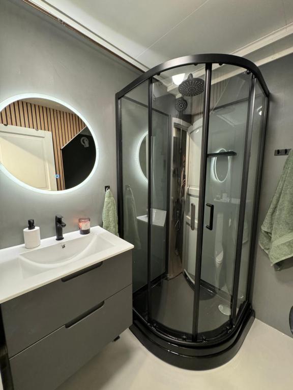 W łazience znajduje się prysznic i umywalka. w obiekcie NEW! Modern - Central - Cozy place by the Sherpa stairs w mieście Tromsø