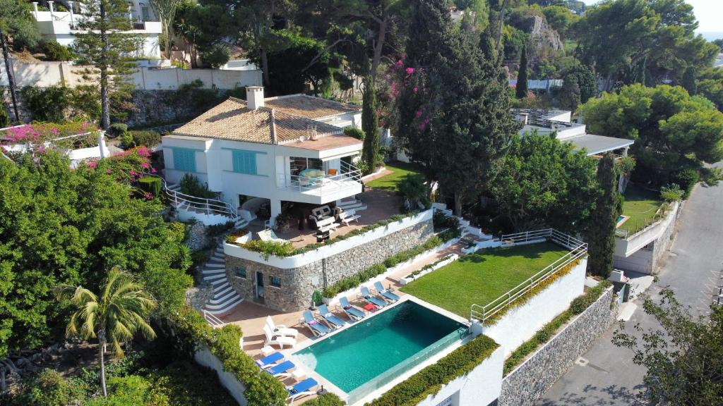 una vista aérea de una casa con piscina en CASA SAN CAYETANO, en La Herradura