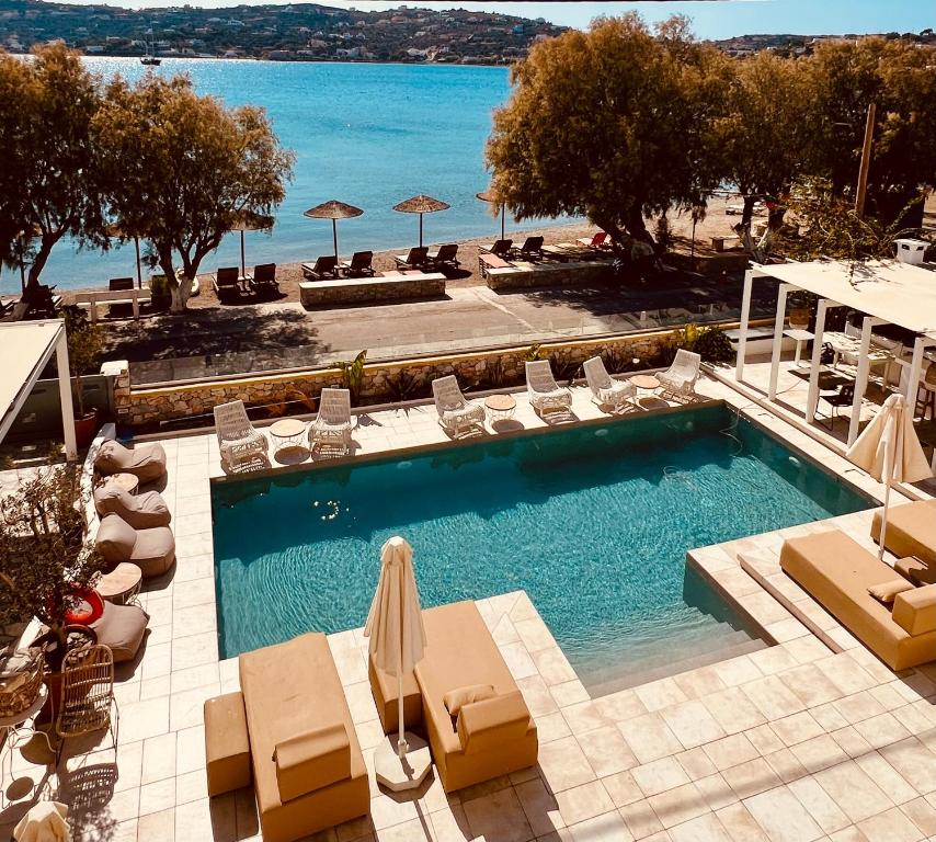 Bazén v ubytování Alidian bay Suites Leros nebo v jeho okolí