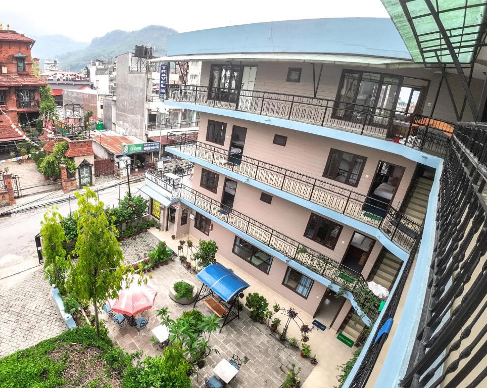 een uitzicht op een gebouw met een binnenplaats bij Hotel Travel Inn in Pokhara