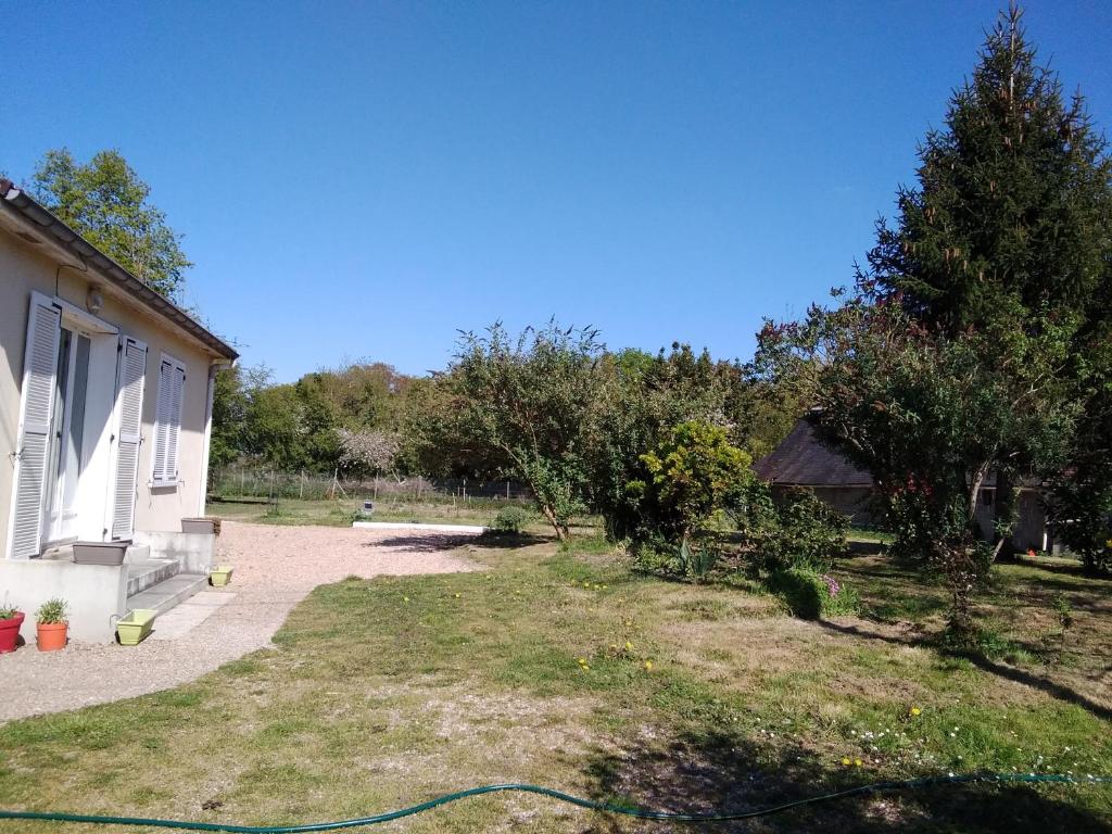 einen Hof neben einem Haus mit einem Schlauch in der Unterkunft Nuits paisibles à la campagne in Vicq-sur-Nahon