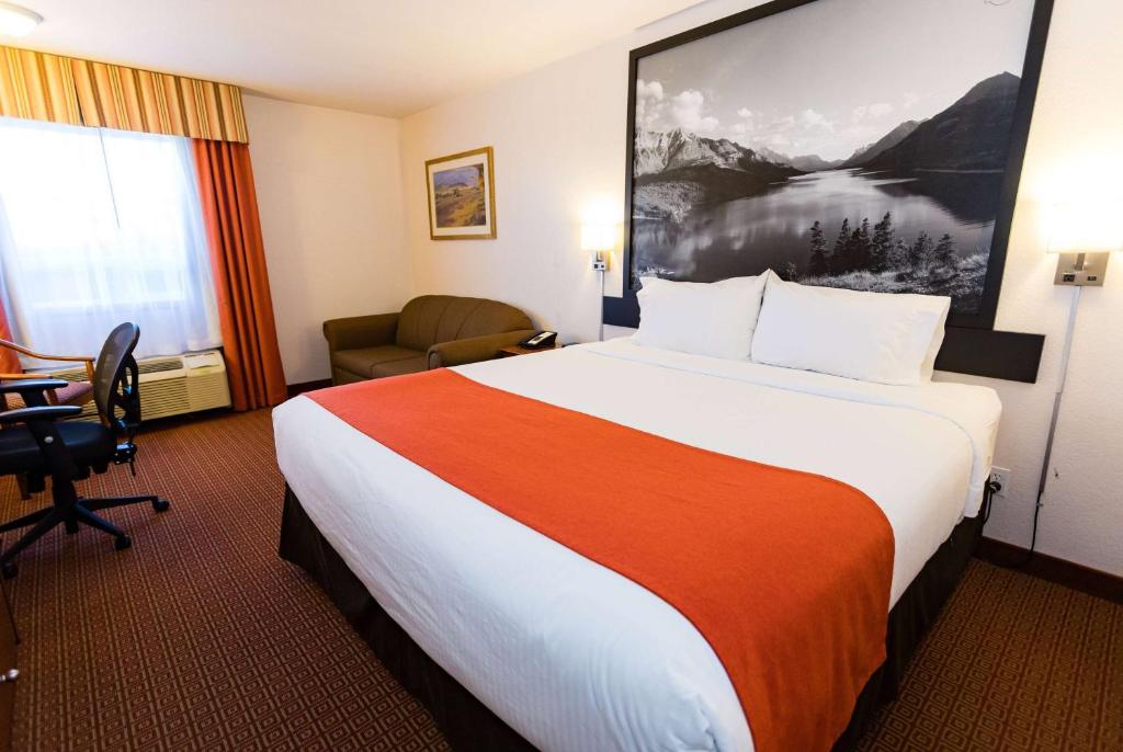 Postel nebo postele na pokoji v ubytování Super 8 by Wyndham Drayton Valley