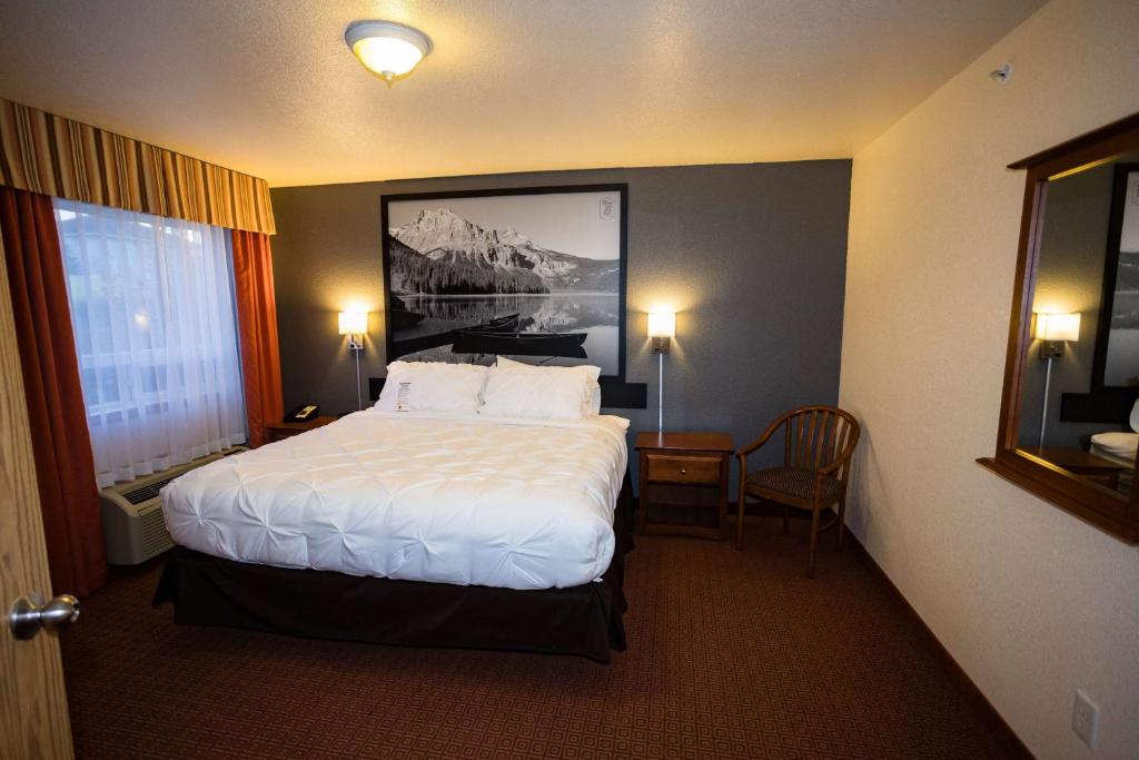 Postel nebo postele na pokoji v ubytování Super 8 by Wyndham Drayton Valley