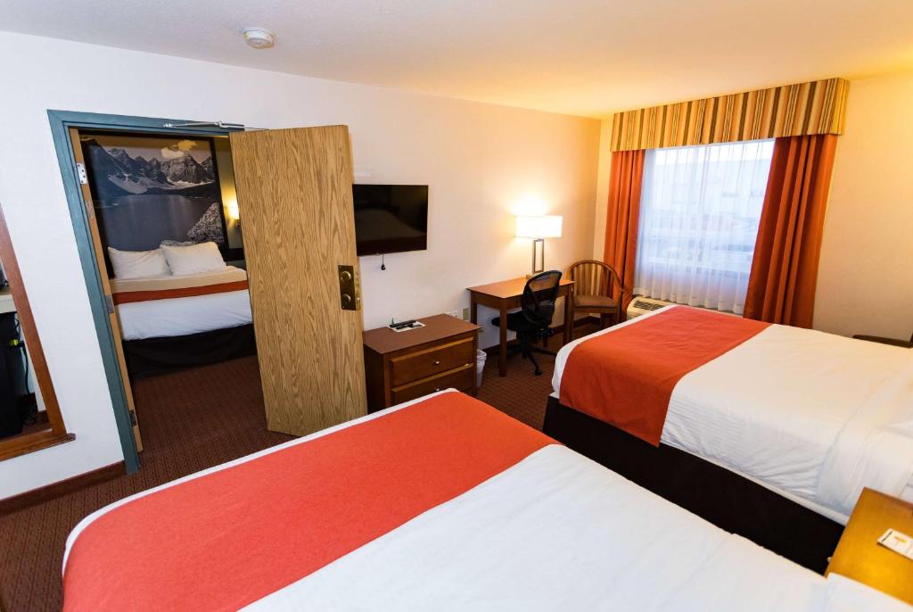 Postel nebo postele na pokoji v ubytování Super 8 by Wyndham Drayton Valley
