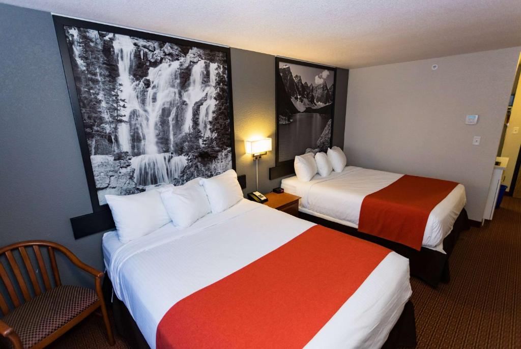 Postel nebo postele na pokoji v ubytování Super 8 by Wyndham Drayton Valley