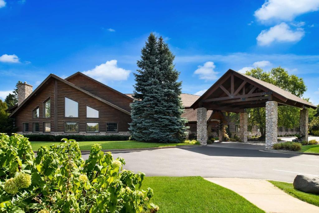 Κήπος έξω από το Best Western Northwoods Lodge