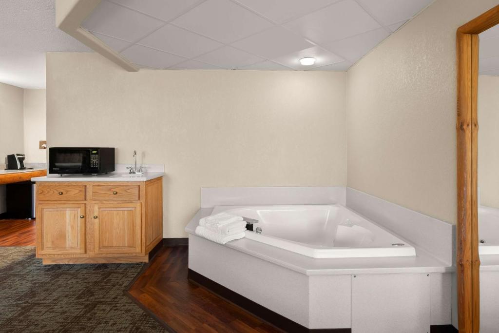 Best Western Northwoods Lodge - King Suite With Spa Bath - Non-Smoking
