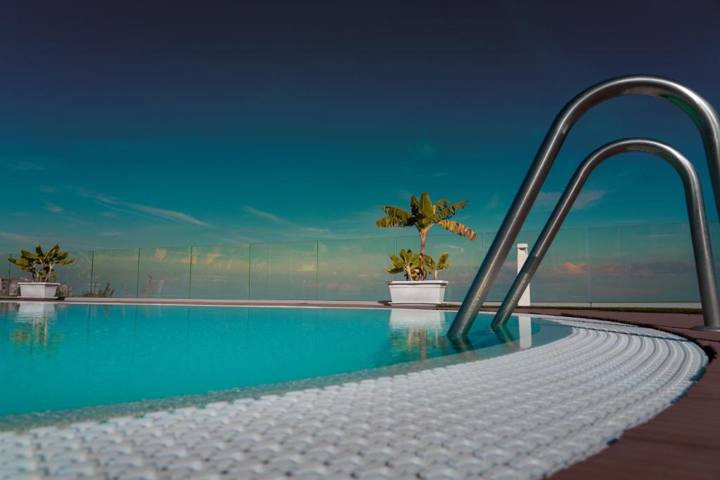 The swimming pool at or close to Residence New Paradise