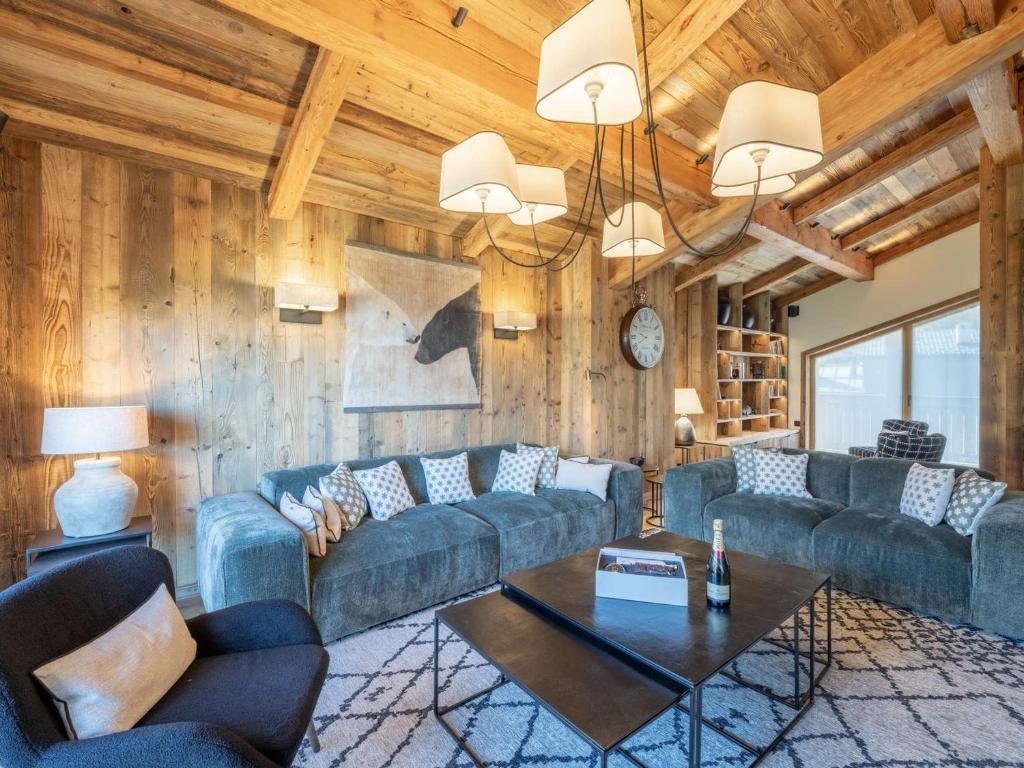 un soggiorno con divano e tavolo di Chalet Courchevel, 6 pièces, 12 personnes - FR-1-568-37 a Courchevel