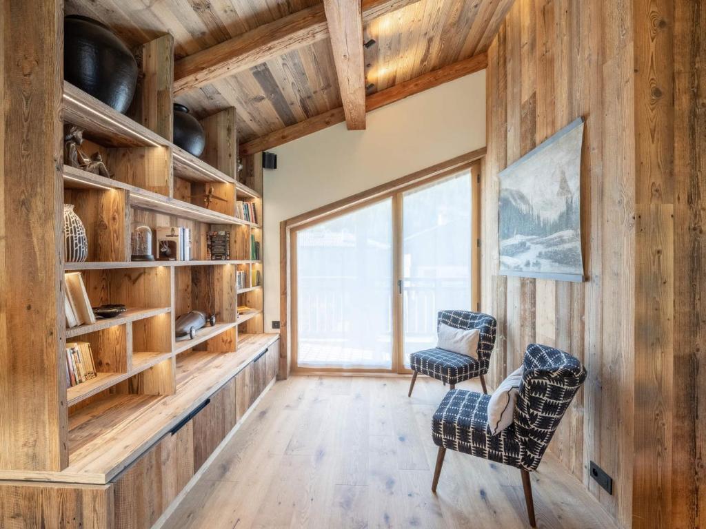 Posedenie v ubytovaní Chalet de luxe familial avec piscine et sauna, proche des pistes et commodités à Courchevel Le Praz - FR-1-568-37
