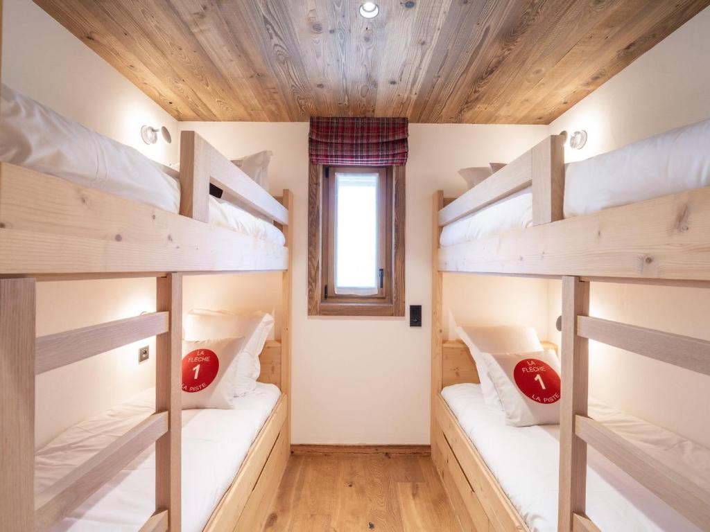 Posteľ alebo postele v izbe v ubytovaní Chalet de luxe familial avec piscine et sauna, proche des pistes et commodités à Courchevel Le Praz - FR-1-568-37