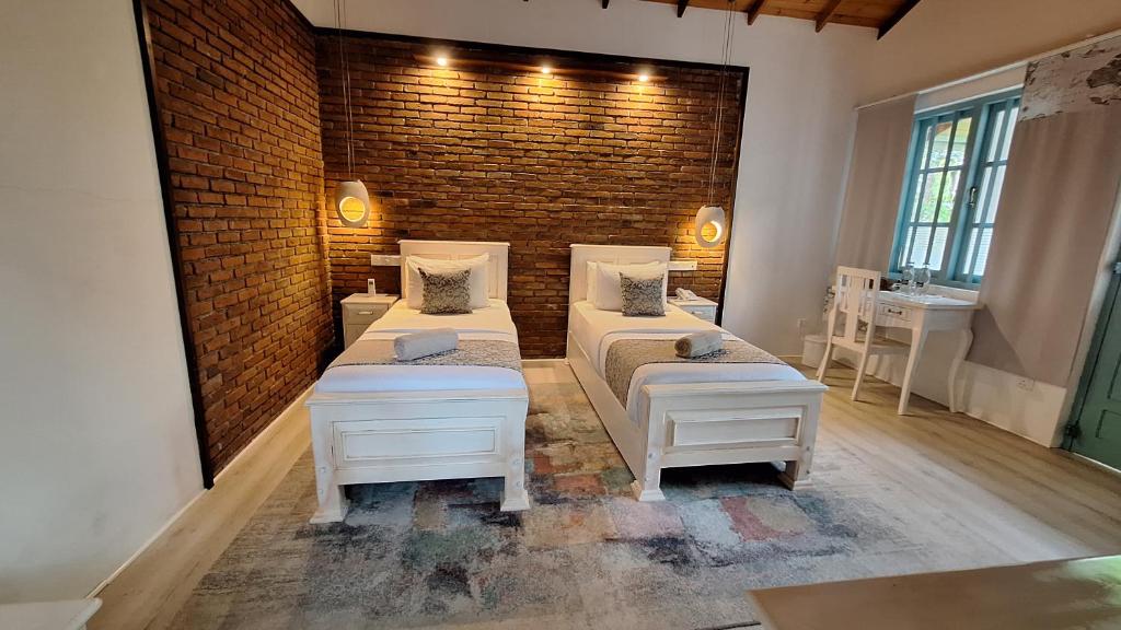 Postel nebo postele na pokoji v ubytování Kandalama Lodge