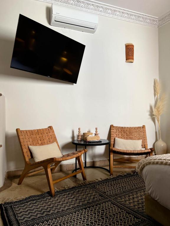 TV a/nebo společenská místnost v ubytování Riad Jonan & Spa