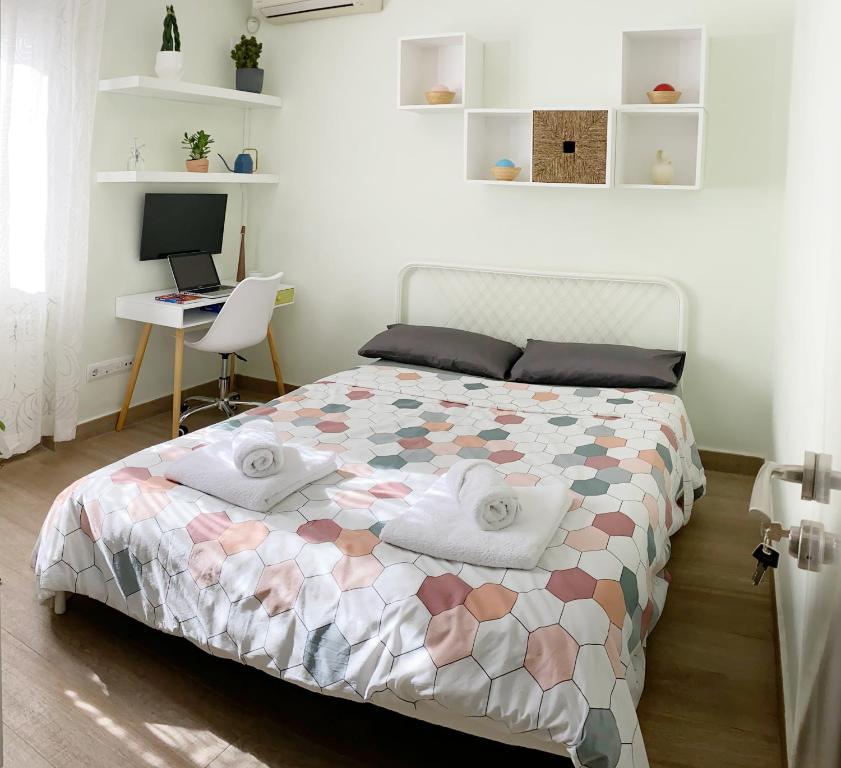 Postel nebo postele na pokoji v ubytování Cómoda Habitación Doble cerca de los lugares emblemáticos de Madrid
