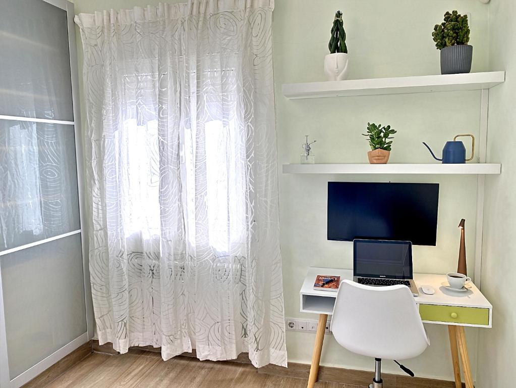 TV a/nebo společenská místnost v ubytování Cómoda Habitación Doble cerca de los lugares emblemáticos de Madrid