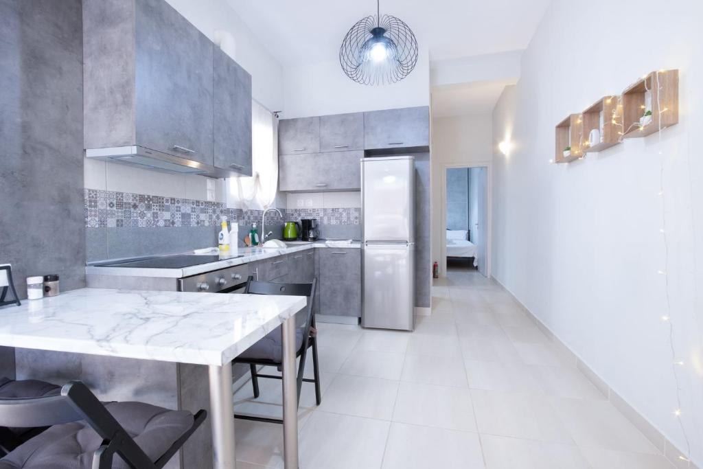 Kuchyň nebo kuchyňský kout v ubytování Bright Apartment In Piraeus