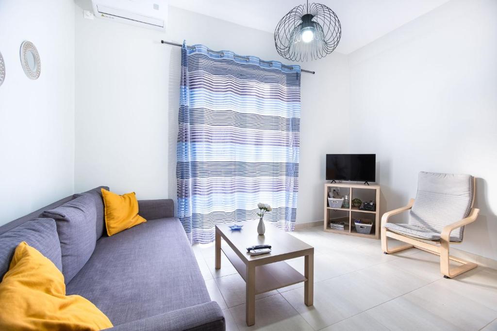 TV a/nebo společenská místnost v ubytování Bright Apartment In Piraeus