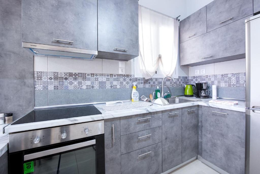 Kuchyň nebo kuchyňský kout v ubytování Bright Apartment In Piraeus