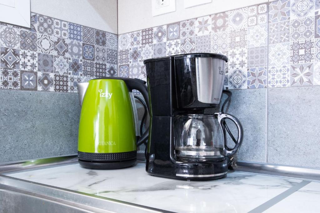 Příslušenství pro přípravu čaje a kávy v ubytování Bright Apartment In Piraeus