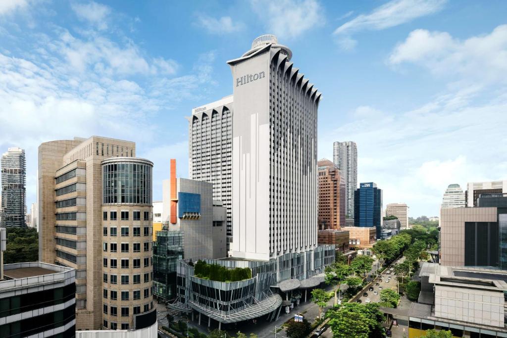 uma representação de um edifício alto numa cidade em Hilton Singapore Orchard em Singapura