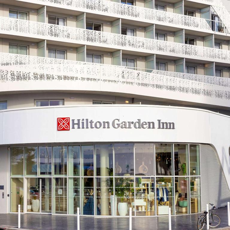 un edificio con una señal de la posada Hilton Garden delante de él en Hilton Garden Inn Le Havre Centre, en Le Havre