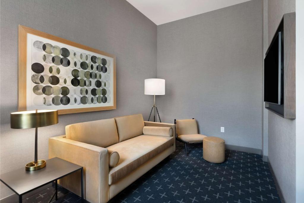 The Slate Hotel Denver Downtown, Tapestry by Hilton - King Suite Avec Douche Enroulée - Mobilité / Audition Accessible