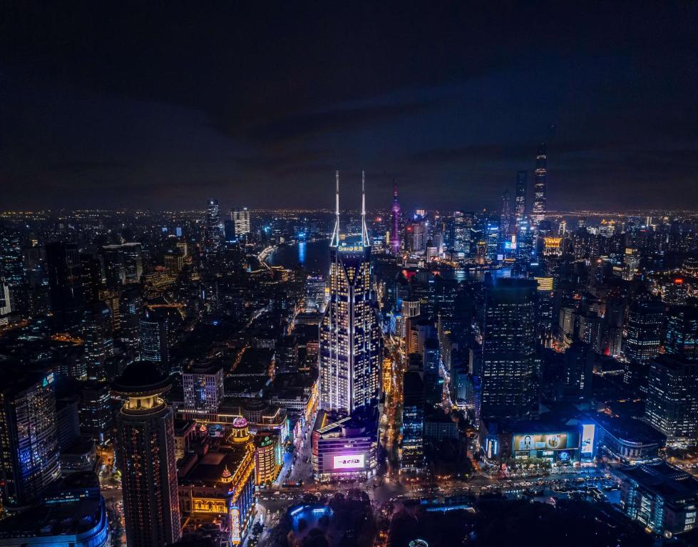 una vista aérea de una ciudad por la noche en Conrad Shanghai, en Shanghái