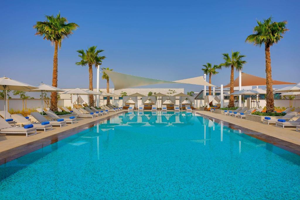 Bazén v ubytování Doubletree By Hilton Abu Dhabi Yas Island Residences nebo v jeho okolí
