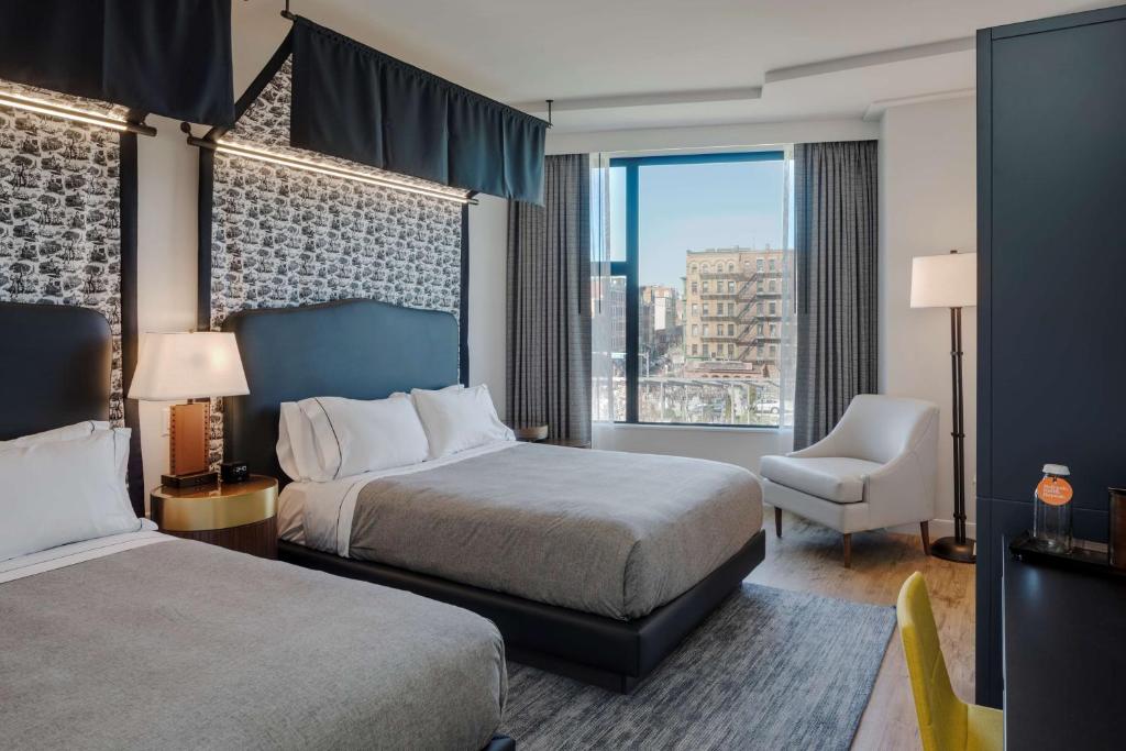 Canopy By Hilton Boston Downtown - Kamer Met Twee Queen Bedden En Uitzicht Op De Stad