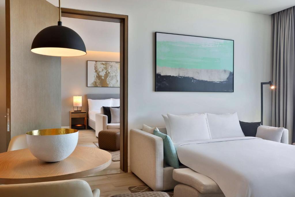 Postel nebo postele na pokoji v ubytování Doubletree By Hilton Abu Dhabi Yas Island Residences