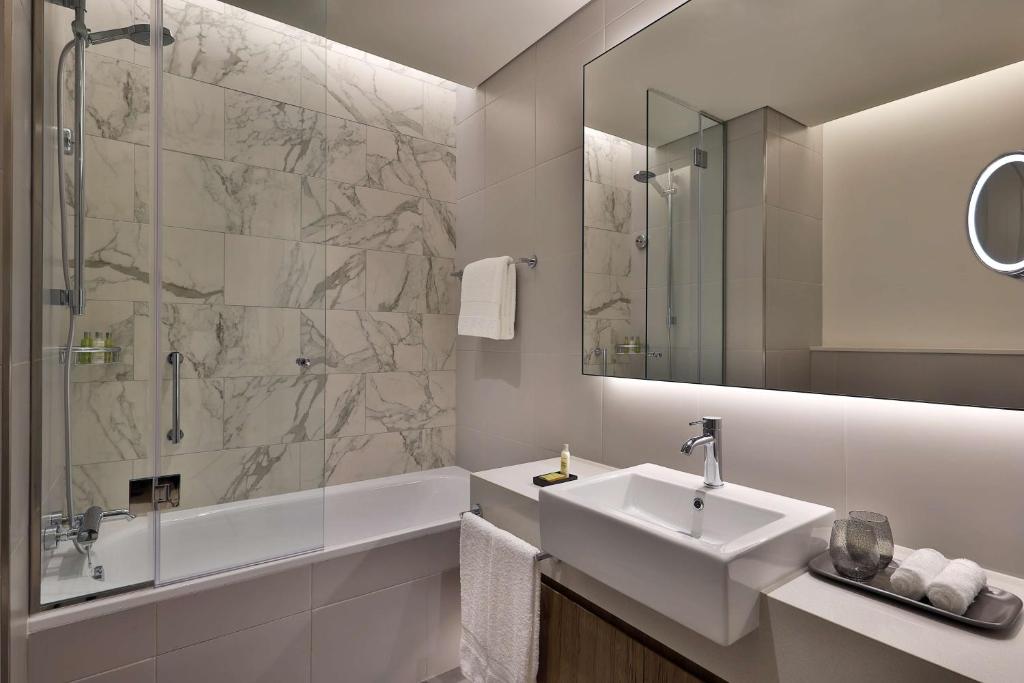 Koupelna v ubytování Doubletree By Hilton Abu Dhabi Yas Island Residences