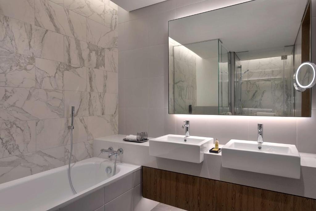 Koupelna v ubytování Doubletree By Hilton Abu Dhabi Yas Island Residences