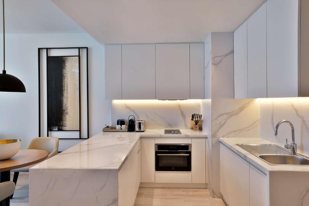 Kuchyň nebo kuchyňský kout v ubytování Doubletree By Hilton Abu Dhabi Yas Island Residences