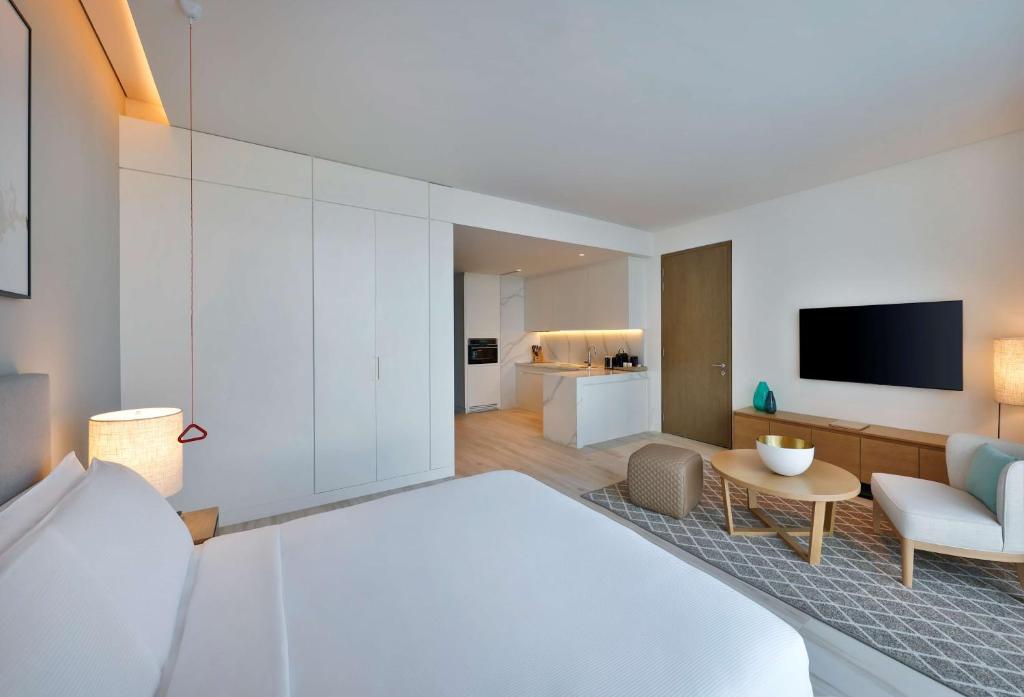 Postel nebo postele na pokoji v ubytování Doubletree By Hilton Abu Dhabi Yas Island Residences