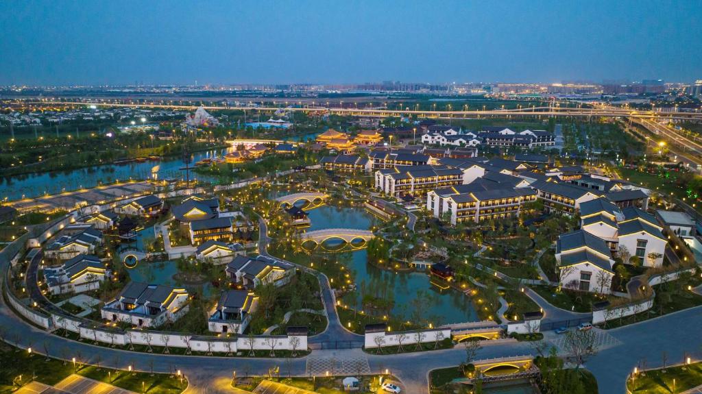 - une vue aérienne sur le complexe la nuit dans l'établissement Doubletree By Hilton Yancheng Dayangwan, à Yancheng