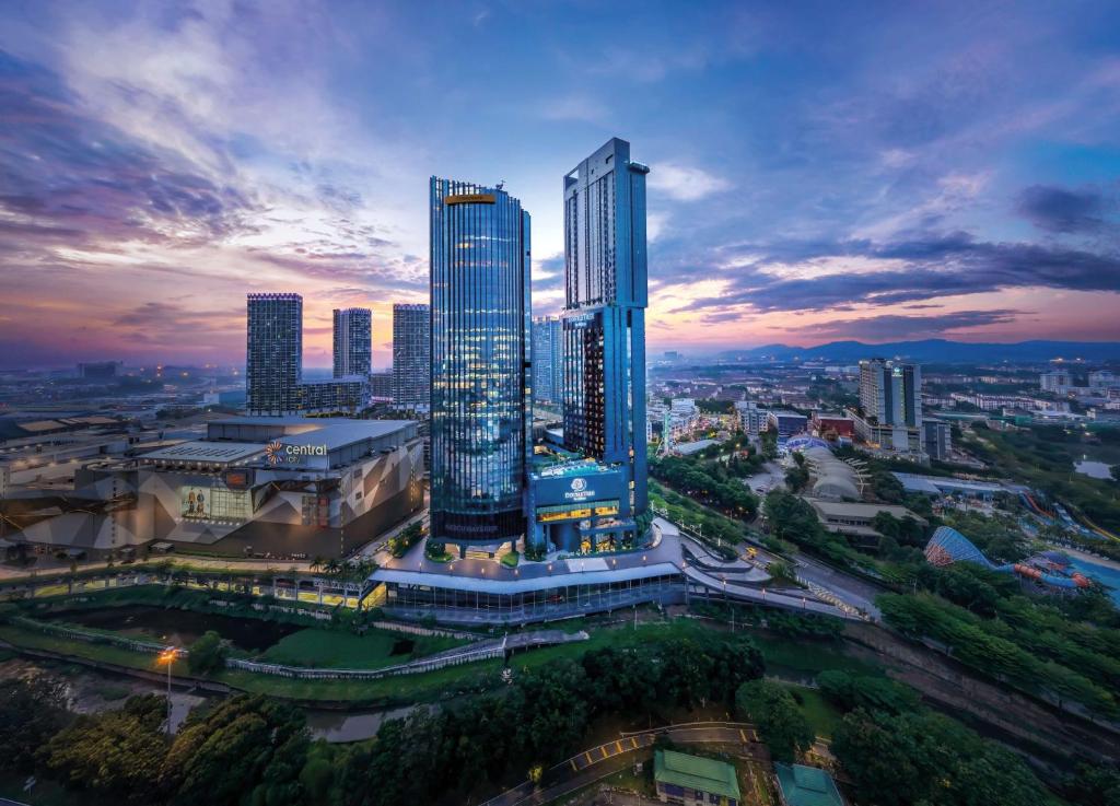 une vue aérienne sur une ville avec de grands bâtiments dans l'établissement Doubletree By Hilton Shah Alam I-City, à Shah Alam