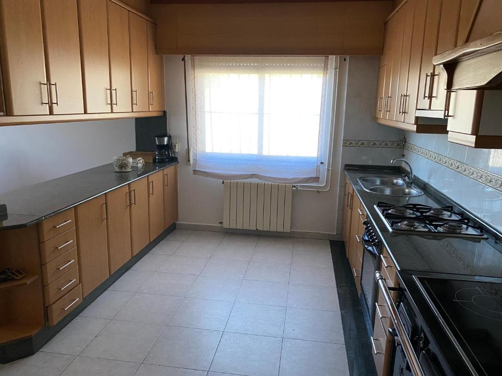 A kitchen or kitchenette at Casa Portomeiro