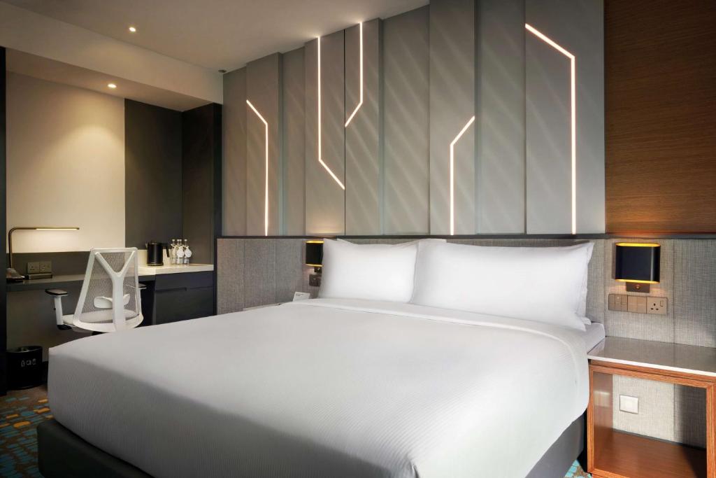 Una cama o camas en una habitación de Doubletree By Hilton Shah Alam I-City