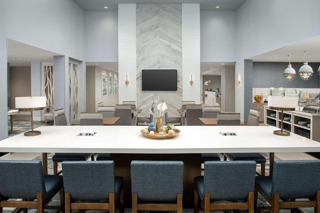 Homewood Suites By Hilton Destinにあるテレビまたはエンターテインメントセンター
