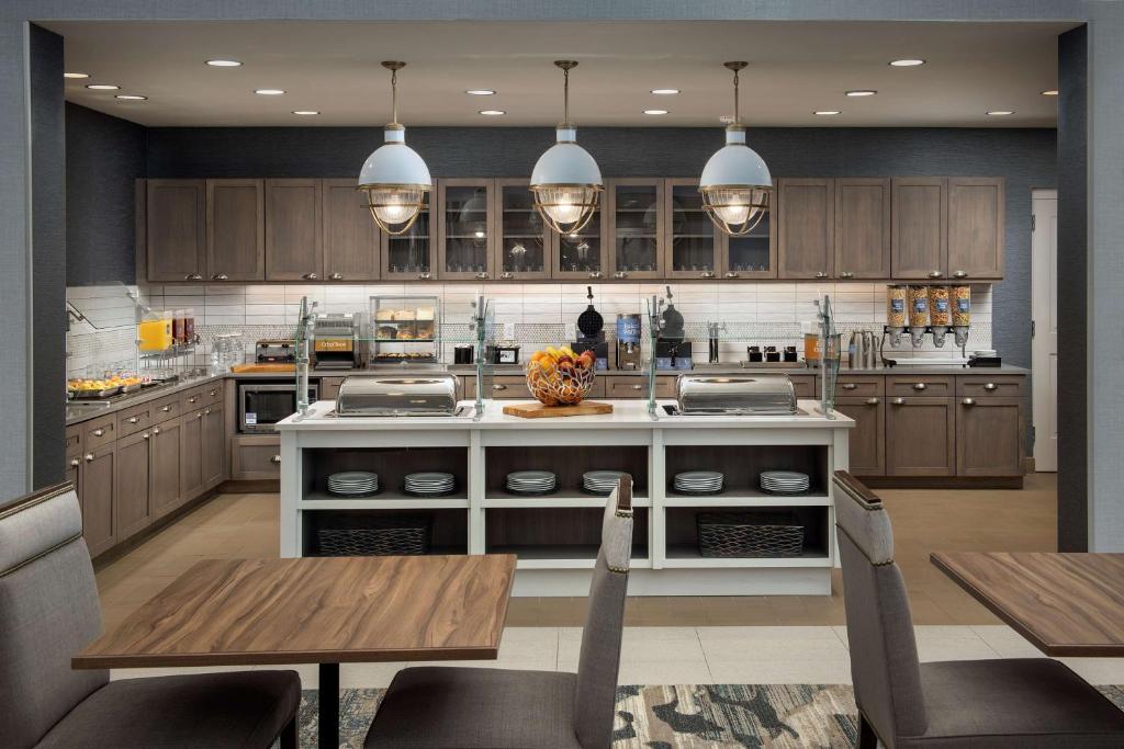 Homewood Suites By Hilton Destinにあるキッチンまたは簡易キッチン