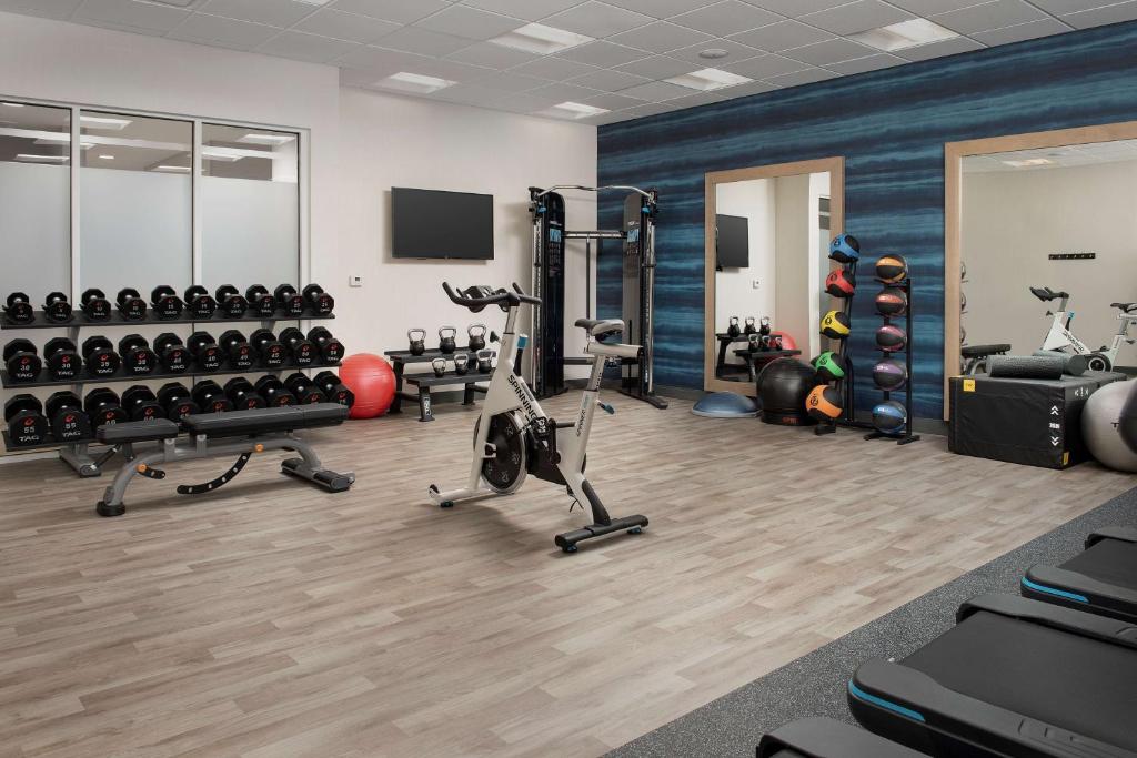 Homewood Suites By Hilton Destinにあるフィットネスセンターまたはフィットネス設備