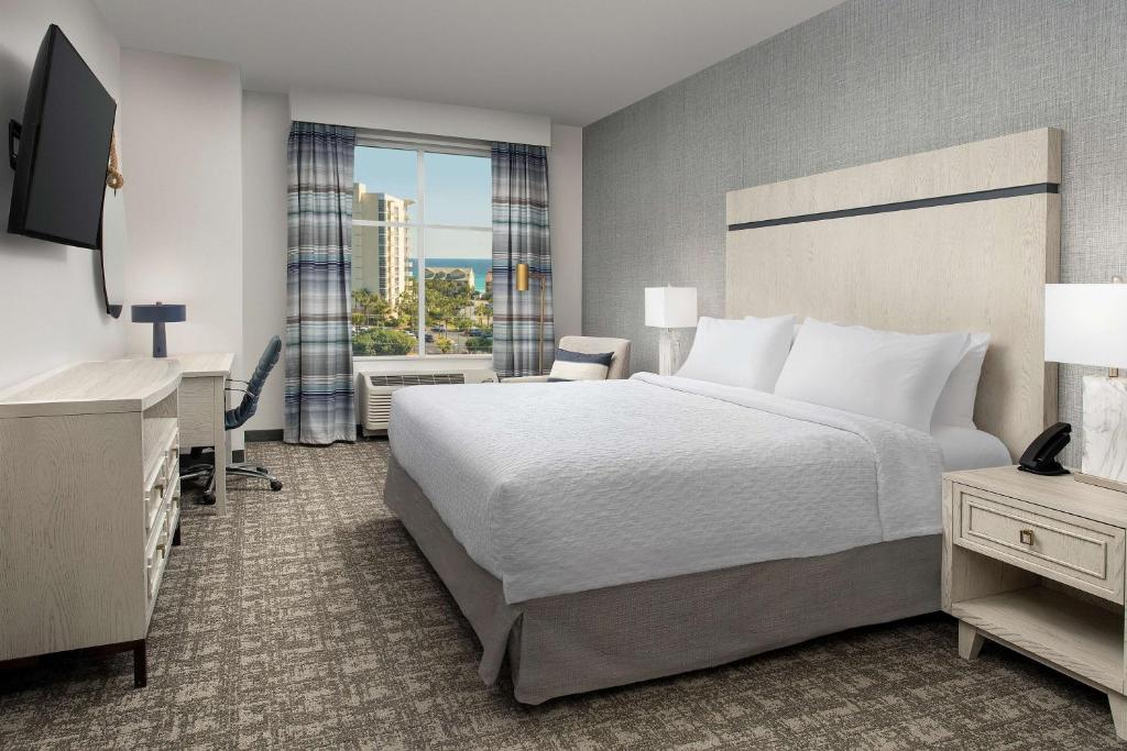 Homewood Suites By Hilton Destinにあるベッド