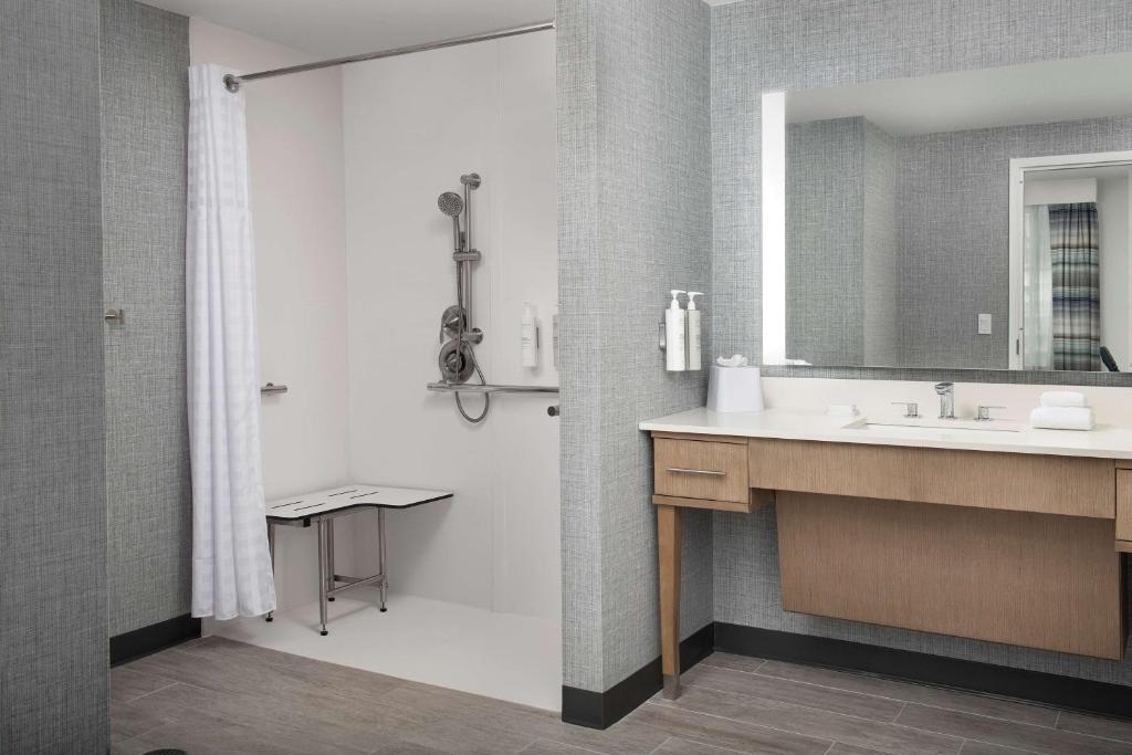 Homewood Suites By Hilton Destinにあるバスルーム
