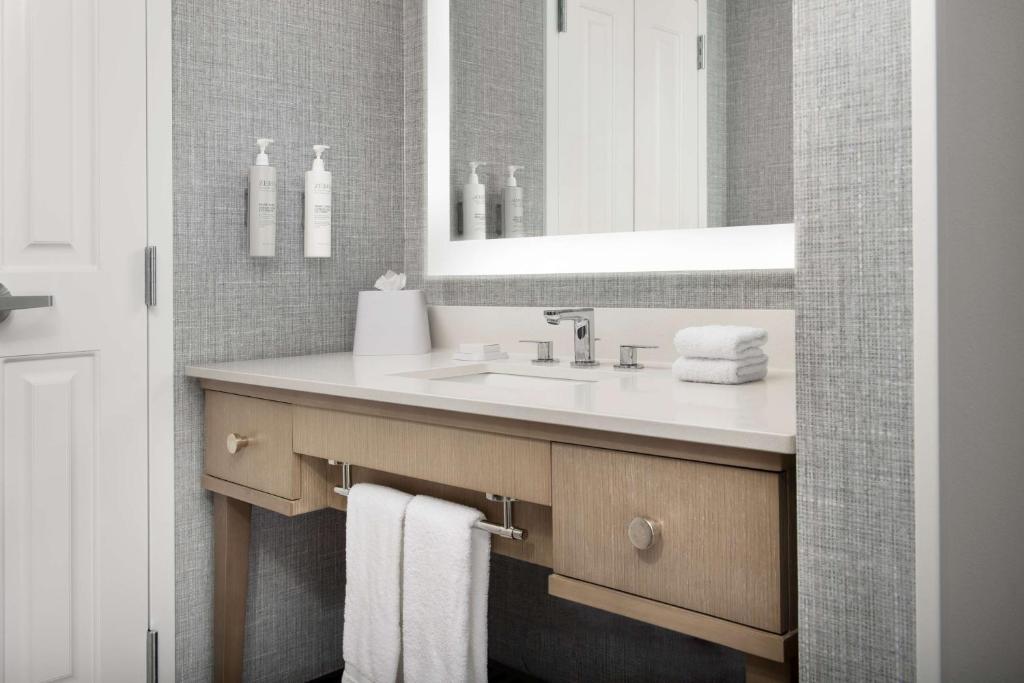 Homewood Suites By Hilton Destinにあるバスルーム
